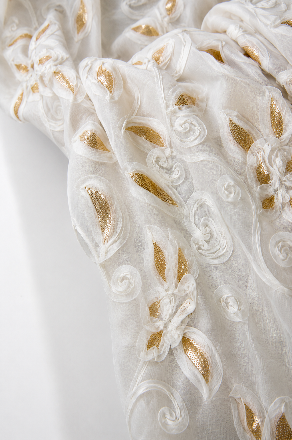 Crinkle Organza with 3D Appliqué - image 1